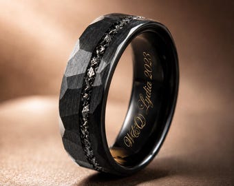 Anello in tungsteno nero martellato con meteorite, fede in tungsteno con meteorite, anello in tungsteno placcato nero, anello da uomo in tungsteno con intarsio di meteorite