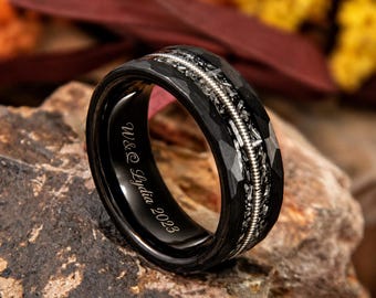 Anello nuziale personalizzato Titano/Metallite con corda di chitarra, fascia in tungsteno nero martellato, regalo di anniversario per lui e per lei
