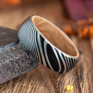 Anel de aço inoxidável com estampa damasco listrada em preto e branco de 8 mm, forro interno de madeira para maior conforto, modelo unissex para casais, aliança de casamento.