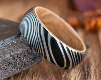 Anello in acciaio inossidabile da 8 mm con motivo a righe damascate bianche e nere, fodera interna in legno per una vestibilità comoda, fede nuziale unisex nera per coppie.