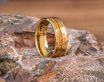 Elegante anillo facetado de tungsteno chapado en oro de 18 quilates con acabado martillado e incrustaciones de lámina de oro triturado.