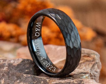 Anillo de tungsteno negro martillado grabado a medida, anillo de tungsteno negro con textura mate, anillo de promesa de aniversario minimalista unisex para hombres y mujeres.