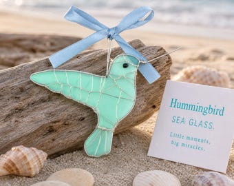 Ornamento a forma di uccello in vetro di mare fatto a mano, avvolto in filo metallico con fiocco di nastro, decorazione da appendere, arte per la casa in stile costiero, regalo unico per gli amanti degli uccelli, acchiappasole