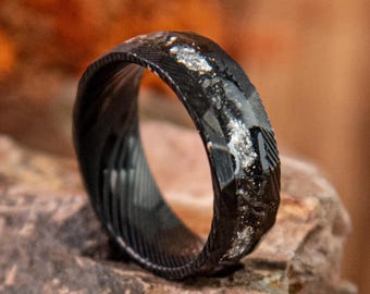 Anillo de boda de acero de Damasco y tungsteno negro, con incrustaciones de meteorito y lámina de plata, ideal para uso diario o como regalo de aniversario.