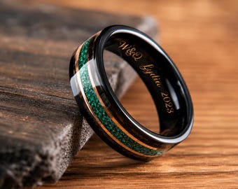 Fede nuziale personalizzata in tungsteno nero con malachite, opale verde e intarsio in legno di botte di whisky, regalo di anniversario per lui