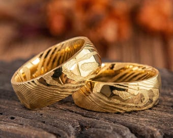 Anillo de tungsteno de Damasco, alianza de boda abovedada chapada en oro de 18 quilates, resistente a los arañazos y duradera, joyería minimalista para hombre de uso diario.