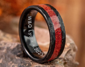 Anillo de boda de tungsteno negro martillado con grabado personalizado, anillo con incrustaciones de ópalo rojo para hombre, banda de ajuste cómodo, regalo de aniversario para él.