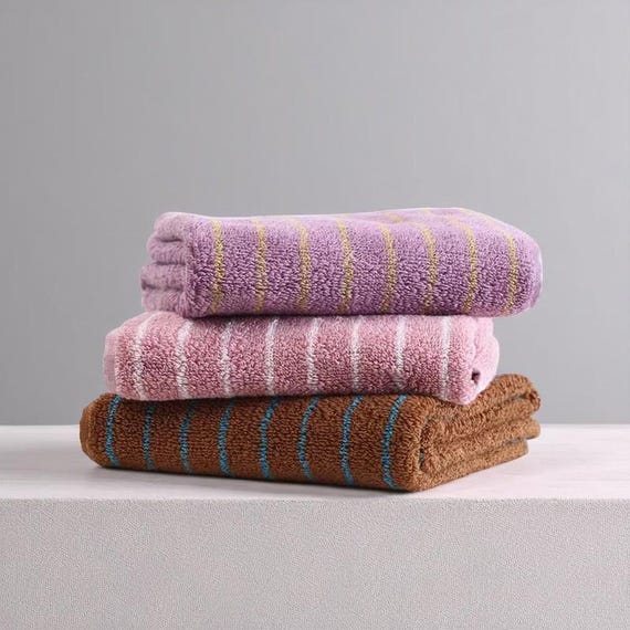 Die beliebten Retro Handtücher aus gekämmter Baumwolle - weich, saugfähig und stilvoll. Werten Sie Ihr Badezimmer mit Vintage-Eleganz und alltäglichem Komfort auf