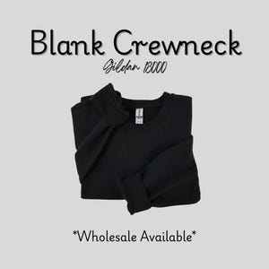 Puede incluir: Una sudadera negra de cuello redondo, doblada cuidadosamente, sobre un fondo gris claro. El texto "Blank Crewneck" est&aacute; encima de la sudadera, con "Gildan 18000" debajo. Las palabras "Wholesale Available" est&aacute;n en la parte inferior.