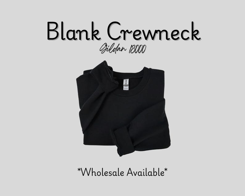 Puede incluir: Una sudadera negra de cuello redondo, doblada cuidadosamente, sobre un fondo gris claro. El texto "Blank Crewneck" est&aacute; encima de la sudadera, con "Gildan 18000" debajo. Las palabras "Wholesale Available" est&aacute;n en la parte inferior.