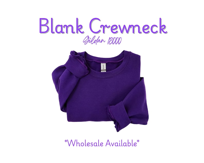 Puede incluir: Una sudadera de cuello redondo morada oscura doblada. El texto "Blank Crewneck" est&aacute; encima de la sudadera, con "Gildan 18000" debajo. Las palabras "Wholesale Available" est&aacute;n en la parte inferior de la imagen.