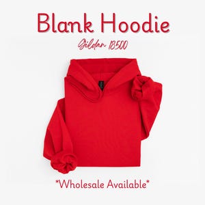 Puede incluir: Una sudadera con capucha roja brillante con capucha y mangas largas. El texto "Blank Hoodie" se muestra en escritura roja en la parte superior, con "Gildan 18500" debajo. Las palabras "Wholesale Available" est&aacute;n en la parte inferior.