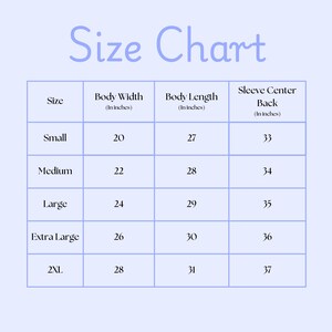 Puede incluir: Una tabla de tallas sobre un fondo azul claro. La tabla incluye tallas de la Small a la 2XL, con las medidas correspondientes de ancho de cuerpo, largo de cuerpo y centro de la manga en pulgadas. El t&iacute;tulo "Size Chart" est&aacute; escrito en cursiva.