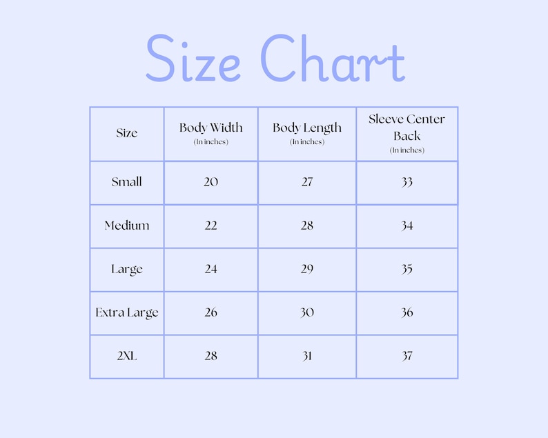 Puede incluir: Una tabla de tallas sobre un fondo azul claro. La tabla incluye tallas de la Small a la 2XL, con las medidas correspondientes de ancho de cuerpo, largo de cuerpo y centro de la manga en pulgadas. El t&iacute;tulo "Size Chart" est&aacute; escrito en cursiva.