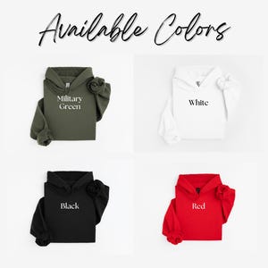 Puede incluir: La imagen muestra cuatro sudaderas con capucha en diferentes colores: verde militar, blanco, negro y rojo. El texto "Available Colors" est&aacute; escrito en cursiva en la parte superior. Cada sudadera con capucha se muestra, destacando las opciones de color disponibles.