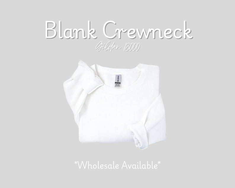 K&ouml;nnte beinhalten: Ein gefaltetes wei&szlig;es Crewneck-Sweatshirt mit dem Text "Blank Crewneck Gildan 18000" in Wei&szlig;. Die Worte "Wholesale Available" stehen am unteren Rand des Bildes. Das Sweatshirt befindet sich auf einem hellgrauen Hintergrund.