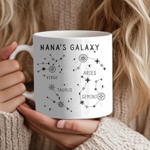 Nanas Galaxy Sternzeichen Tasse | Kundenspezifische Konstellations-Tasse für Großmutter | Engelchen Geburtsschilder | Personalisierte Sternenkarte Kaffeetasse | Geschenk für Nana