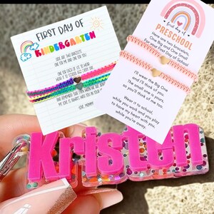 Ensemble d'étiquettes nominatives et de bracelets personnalisés en acrylique – Cadeau parfait pour la rentrée et la première journée de la maternelle