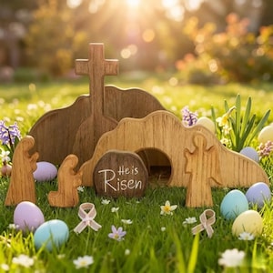 Può includere: Scena pasquale in legno con una croce, una tomba e delle figure, ambientata in un campo erboso con uova colorate e fiori. Il testo "He is Risen" è su un cartello di legno. La scena è illuminata dal sole, creando un'atmosfera calda.
