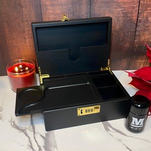 Grande boîte de rangement pour fumeurs en bambou naturel noir mat de qualité supérieure avec plateau à roulettes. Pot en verre résistant aux odeurs UV. Meilleur coffret cadeau