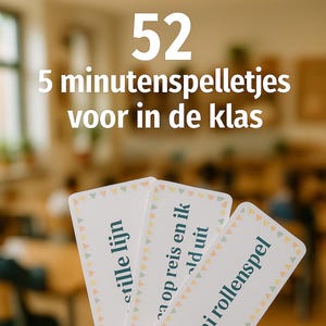 Op de afbeelding: Een hand die drie witte spelkaarten vasthoudt met kleurrijke driehoekige randen. De kaarten hebben tekst in het Nederlands, waaronder "stille lijn" en "Mini rollenspel". De achtergrond toont de tekst "52 5 minutenspelletjes voor in de klas."