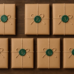 Könnte beinhalten: Sieben rechteckige Geschenke, verpackt in braunes Papier, mit Bindfaden verschnürt und mit grünen Wachssiegeln mit den Nummern 1 bis 7 versehen. Die Geschenke sind auf einer dunkelbraunen Holzoberfläche angeordnet.