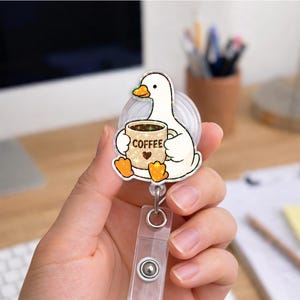 Portatarjetas retráctil con forma de ganso cafetero, ideal para baristas y amantes de la cafeína (JDO505). imagen 8