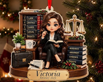 Può includere: Un ornamento decorativo con un avvocato in stile cartoon seduto su una sedia con libri etichettati Law, Justice, Cases, Legal, Rights, Research, Argument, Evidence, Briefs. Include una valigetta, una tazza con Law Changes Lives e una targhetta con il nome Victoria Attorney 202X.