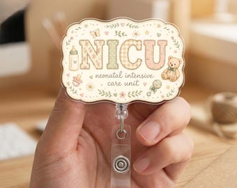 Può includere: Un portabadge con un inserto in acrilico rettangolare smerlato con il testo NICU e neonatal intensive care unit. Il design include illustrazioni di un biberon, un ciuccio, un orsacchiotto, un sonaglio, una farfalla e piccoli motivi floreali.