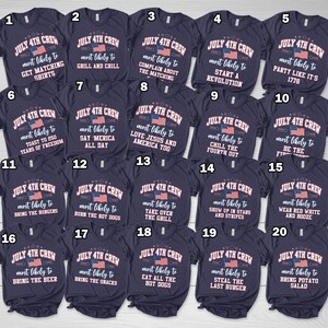Puede incluir: Una colecci&oacute;n de camisetas azul marino con varios dise&ntilde;os de texto blanco y una peque&ntilde;a bandera estadounidense. Las camisetas est&aacute;n tematizadas en torno al 4 de julio, con frases como "Grill and Chill" y "Bring the Burgers".