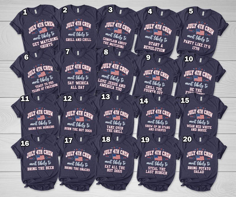 Puede incluir: Una colecci&oacute;n de camisetas azul marino con varios dise&ntilde;os de texto blanco y una peque&ntilde;a bandera estadounidense. Las camisetas est&aacute;n tematizadas en torno al 4 de julio, con frases como "Grill and Chill" y "Bring the Burgers".