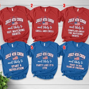 Puede incluir: Una colecci&oacute;n de seis camisetas de manga corta en rojo y azul. Cada camiseta presenta el texto "JULY 4TH CREW" con una peque&ntilde;a bandera estadounidense. Las camisetas tienen diferentes frases debajo, como "GET MATCHING SHIRTS" y "PARTY LIKE IT'S 1776".