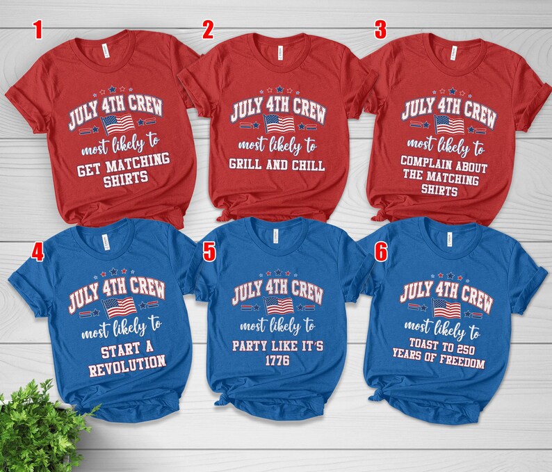 Puede incluir: Una colecci&oacute;n de seis camisetas de manga corta en rojo y azul. Cada camiseta presenta el texto "JULY 4TH CREW" con una peque&ntilde;a bandera estadounidense. Las camisetas tienen diferentes frases debajo, como "GET MATCHING SHIRTS" y "PARTY LIKE IT'S 1776".
