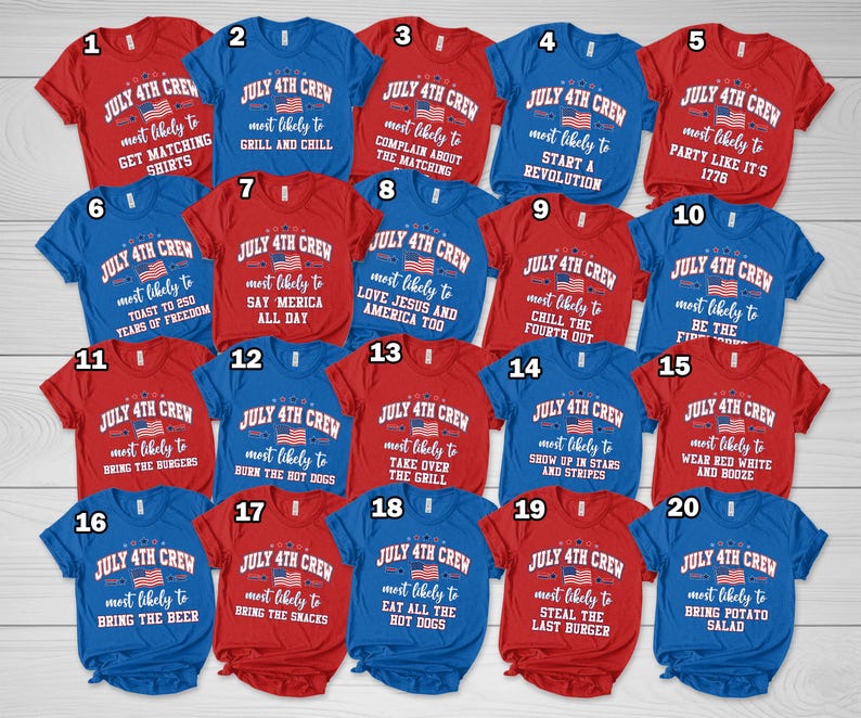 Puede incluir: Una colecci&oacute;n de camisetas rojas y azules con el texto "JULY 4TH CREW" y frases como "m&aacute;s probable que haga una barbacoa" y "fiesta como en 1776". Cada camiseta presenta una bandera estadounidense.