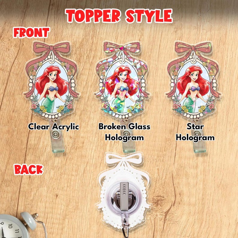 Puede incluir: Tres portatarjetas con una sirena pelirroja en un marco ovalado con lazo, etiquetados como Clear Acrylic, Broken Glass Hologram y Star Hologram. Un cuarto muestra la parte trasera con clip met&aacute;lico. Texto: TOPPER STYLE, FRONT, BACK.