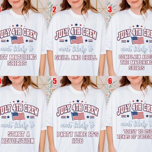 Puede incluir: Camisetas blancas con la frase "JULY 4TH CREW" y frases como "GET MATCHING SHIRTS", "GRILL AND CHILL" y "PARTY LIKE IT'S 1776". Cada dise&ntilde;o incluye una bandera americana, estrellas y rayas, ideal para el 4 de julio.