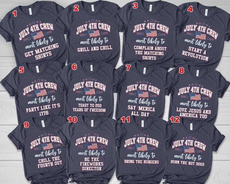 Puede incluir: Una colecci&oacute;n de camisetas azul marino con dise&ntilde;os patri&oacute;ticos para el 4 de julio. Cada camiseta presenta el texto "July 4th Crew" y una frase como "Get Matching Shirts" o "Grill and Chill", junto con una bandera estadounidense.