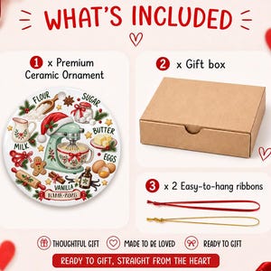 Pu&ograve; includere: Un ornamento in ceramica bianca con un'illustrazione a tema natalizio di una planetaria e ingredienti da forno come farina, zucchero, burro e uova. Include una scatola regalo in cartone marrone e due nastri, uno rosso e uno oro, per appenderlo.