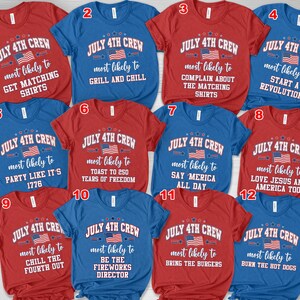 Puede incluir: Una colecci&oacute;n de camisetas rojas y azules con la frase "July 4th Crew" y la bandera estadounidense. Cada camiseta presenta una frase diferente, como "most likely to get matching shirts" o "grill and chill".