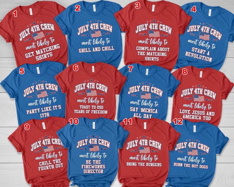 Puede incluir: Una colecci&oacute;n de camisetas rojas y azules con la frase "July 4th Crew" y la bandera estadounidense. Cada camiseta presenta una frase diferente, como "most likely to get matching shirts" o "grill and chill".