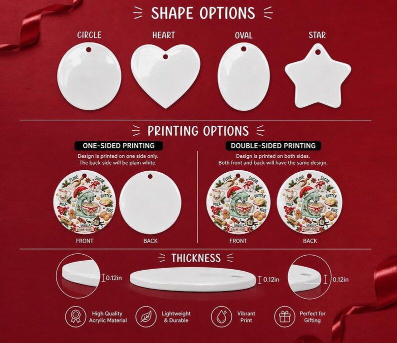 Pu&ograve; includere: Un set di ornamenti bianchi in stile ceramica a forma di cerchio, cuore, ovale e stella. L'immagine mostra opzioni di stampa su uno o due lati con una grafica di pasticceria natalizia e indica uno spessore di 0,30 cm per gli ornamenti.