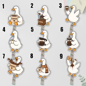 Puede incluir: Una colecci&oacute;n de nueve portatarjetas con gansos de dibujos animados blancos que interact&uacute;an con art&iacute;culos relacionados con el caf&eacute;. Cada ganso se muestra en una pose diferente, incluyendo sostener tazas con la palabra coffee o usar un molinillo.