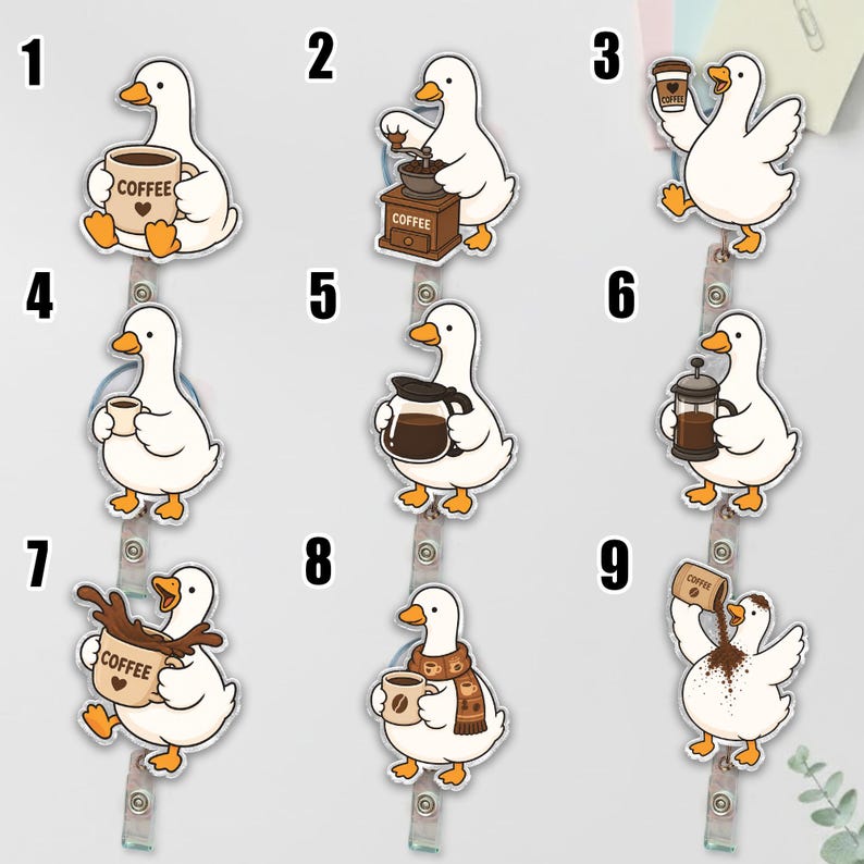 Puede incluir: Una colecci&oacute;n de nueve portatarjetas con gansos de dibujos animados blancos que interact&uacute;an con art&iacute;culos relacionados con el caf&eacute;. Cada ganso se muestra en una pose diferente, incluyendo sostener tazas con la palabra coffee o usar un molinillo.