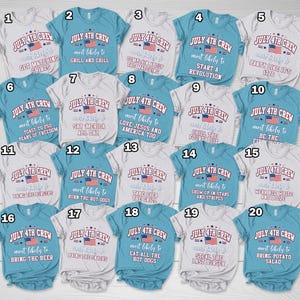 Puede incluir: Una colecci&oacute;n de veinte camisetas blancas y azules, cada una con el texto "July 4th Crew" y una bandera estadounidense. Cada camiseta tiene una frase diferente, como "Get Matching Shirts" o "Grill and Chill".