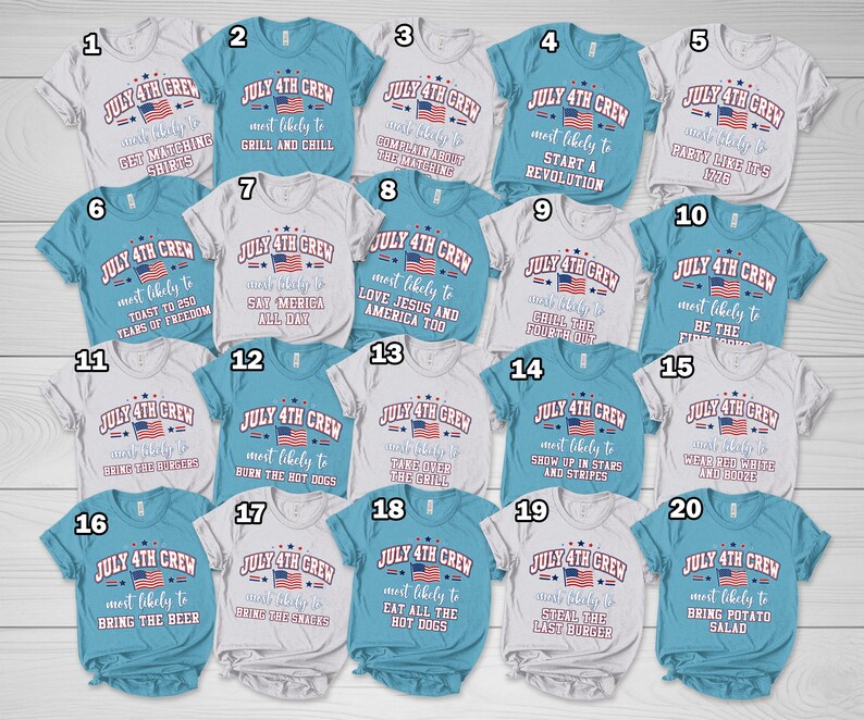 Puede incluir: Una colecci&oacute;n de veinte camisetas blancas y azules, cada una con el texto "July 4th Crew" y una bandera estadounidense. Cada camiseta tiene una frase diferente, como "Get Matching Shirts" o "Grill and Chill".
