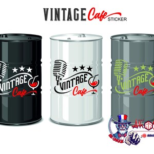 Op de afbeelding: Drie metalen vaten in zwart, wit en grijs, elk met een "Vintage Cafe" sticker met een microfoon, sterren en een cocktailglas. De tekst op de sticker is zwart en rood. De afbeelding bevat ook een logo.