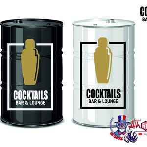 Può includere: Due barili di metallo, uno nero e uno bianco, ciascuno con una grafica di shaker dorato all'interno di un rettangolo bianco. Il testo "COCKTAILS BAR & LOUNGE" è sotto. I barili sono per l'arredamento del bar.