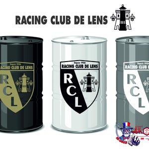 Può includere: Tre barili metallici neri, bianchi e grigi, ciascuno con il logo "Racing Club de Lens". Il logo include le lettere "RCL" e un emblema a castello, con il testo "Depuis 1906". I barili sono cilindrici.