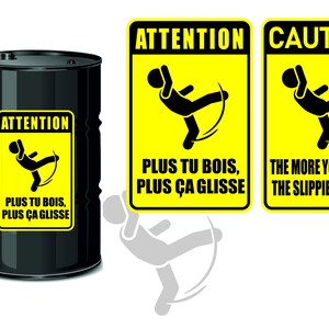 Può includere: Barile di metallo nero con un cartello di avvertimento giallo che recita "Attention, Plus tu bois, plus ça glisse" e un grafico di una persona che scivola. Due cartelli gialli aggiuntivi con la stessa grafica e il testo "Caution, The more you drink, the slipperier it gets."