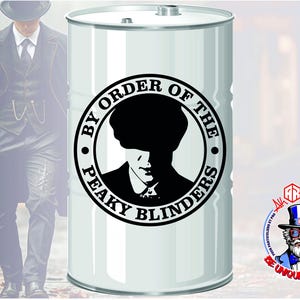 Può includere: Un barile in metallo argentato con una grafica in bianco e nero di un uomo con un cappello e le parole "BY ORDER OF THE PEAKY BLINDERS" in un design circolare. Un uomo in abito è sullo sfondo.